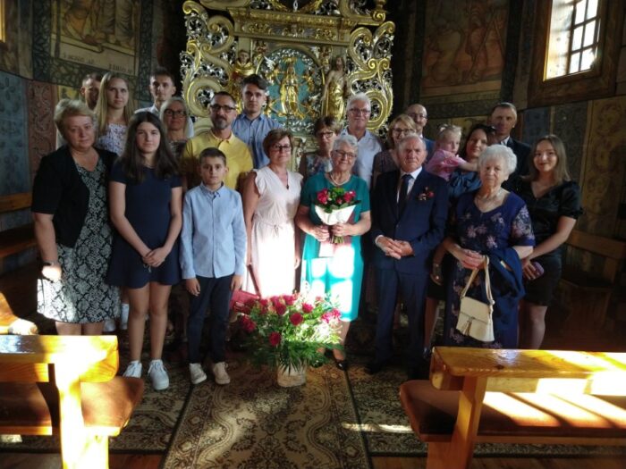 Zdjęcie grupowe gości biorących udział we Mszy Świętej