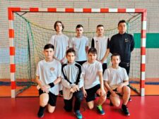 Drużyna Szkoły Podstawowej w Młodojewie, która składa się z 7 chłopców. Przy zawodnikach zajduje się nauczyciel wychowania fizycznego.