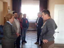 Przedsatwiciele gminy Słupca i gminy Weimar Lahn rozmaiwają w pomieszczeniu przeznaczonym dla uchodzców z Ukrainy